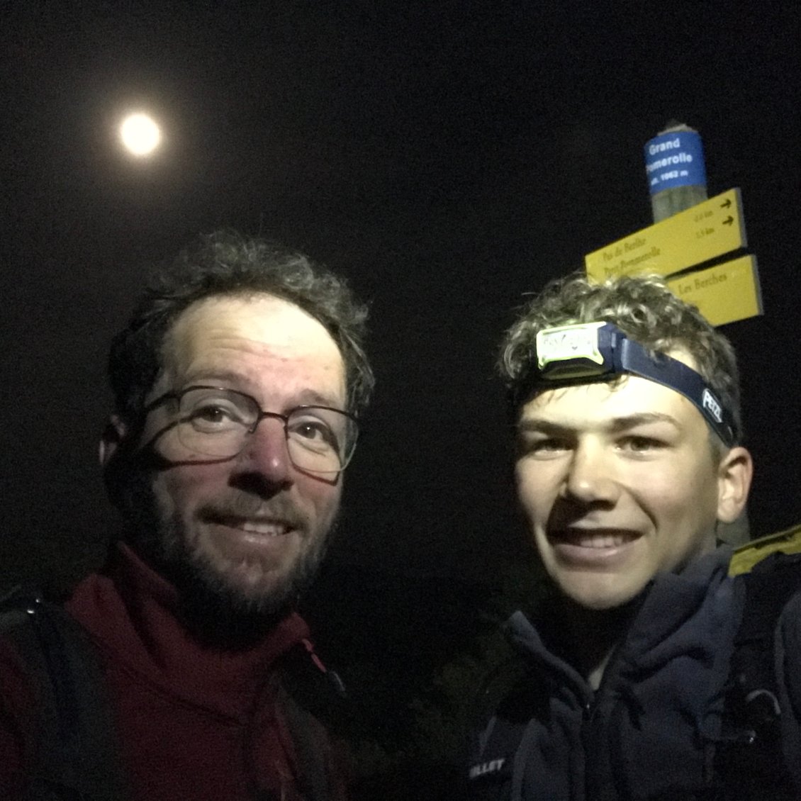 Le Grand Pomerolle est atteint, un soulagement car ensuite nous avons une partie de crête plus aérienne et éclairée à la pleine lune, super !