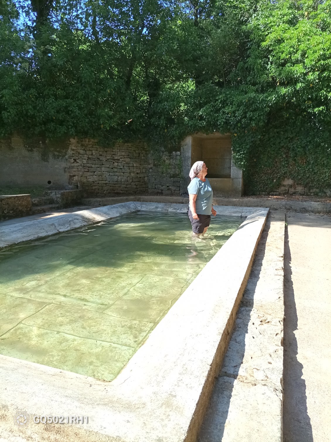 Petit temps de relaxation dans l'eau froide. C 'est plus prudent que dans le Doubs 😜