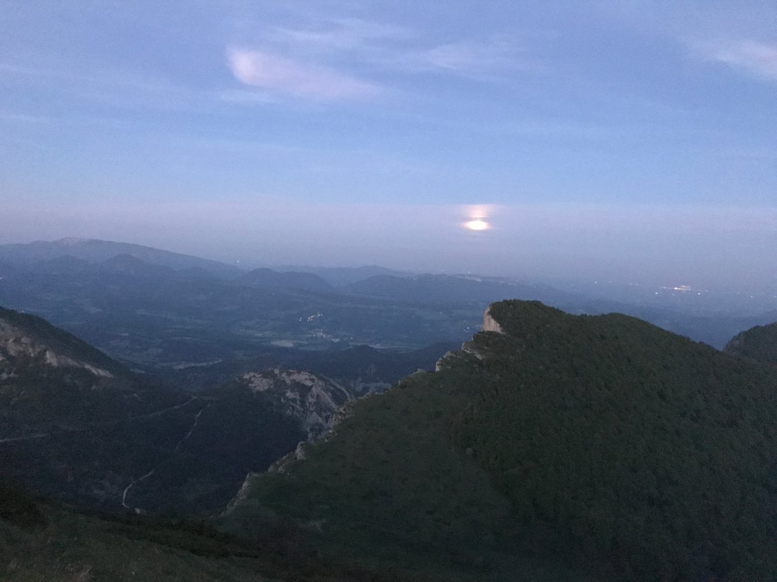 La lune est toujours là, elle nous accompagne jusqu'au bout, merci !