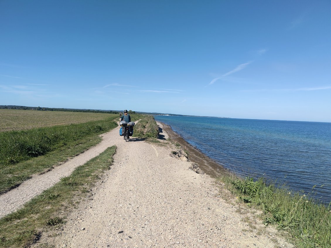 Un bout de piste cyclable de l'eurovelo le long de la Baltique.