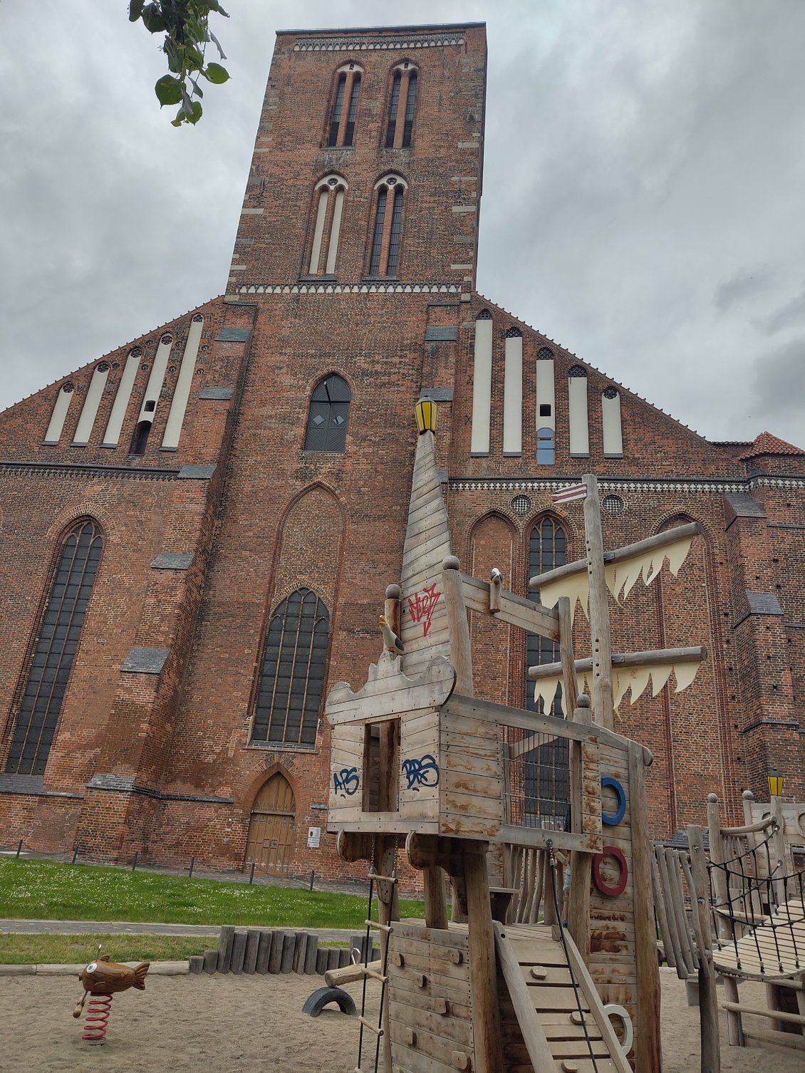 Une aire de jeux devant une église, on n'avait jamais vu ça !