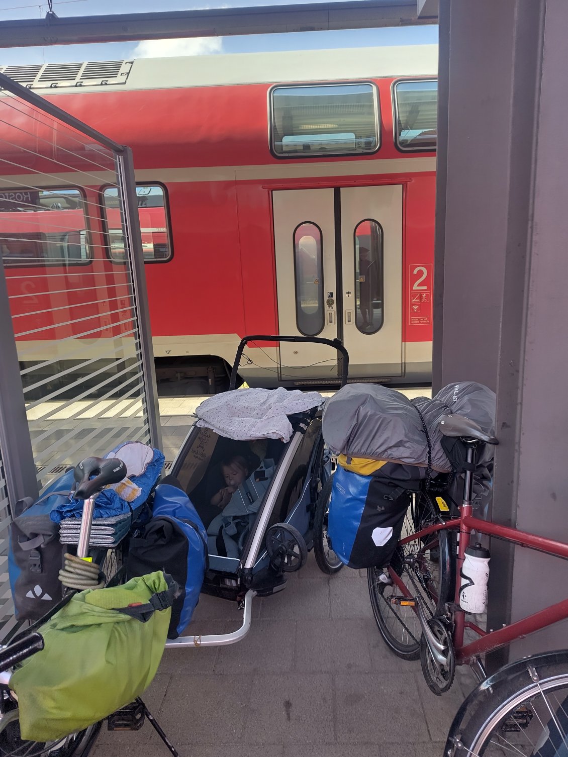 Deux vélos, une carriole dans le train régional c'est un des challenges de ce voyage mais moins difficile qu'on pourrait le penser 