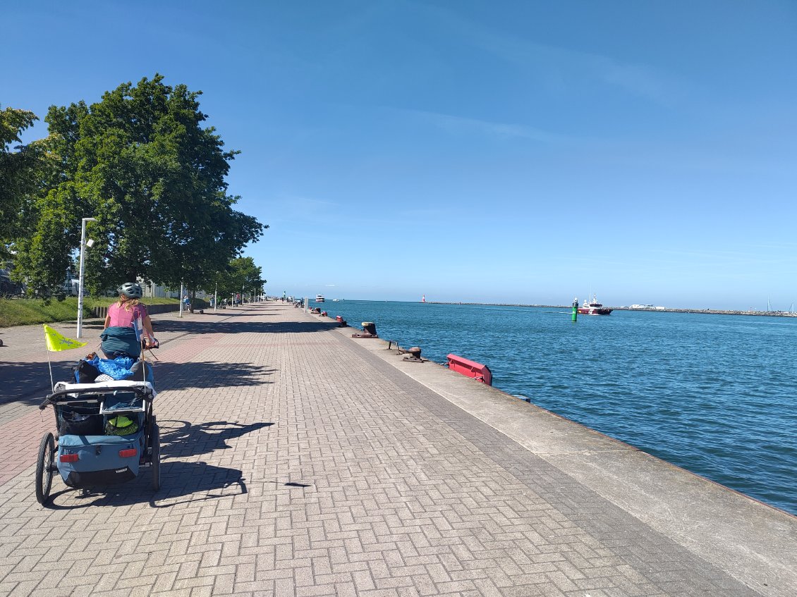 A warnemünde on démarre le long du quai des petits ferrys.