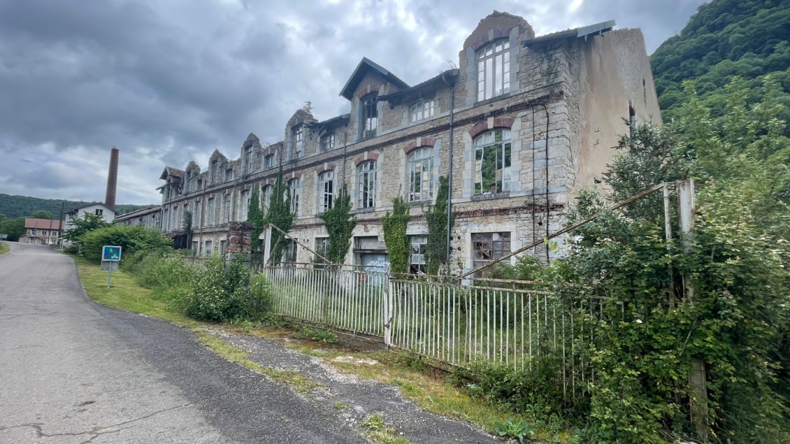 Une ancienne usine en ruine