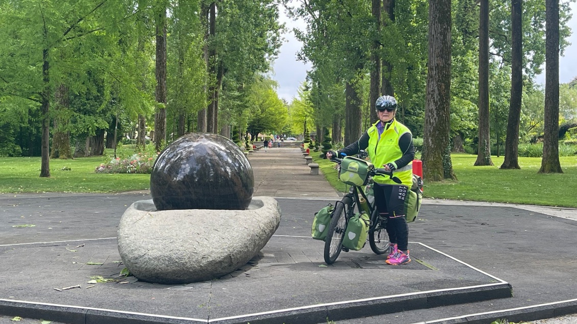 Le poumon vert de Montbéliard : le parc du Près-La-Rose
Presqu'île entre l'Allan et le canal. Ce parc est riche d'une centaine d'espèces végétales, de sculptures géantes telles fourmi ou papillon, des curiosités en tout genre comme le diapason minéral, le mégalithe chantant ou la fontaine de Galilée que l'on peut faire tourner, malgré son poids, grâce à une fine pellicule d'eau.