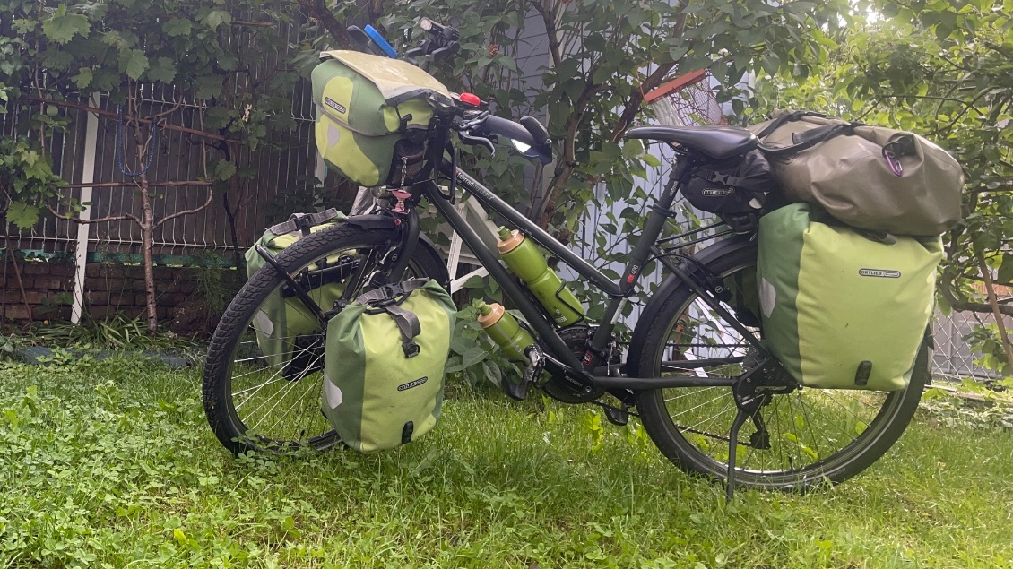 Vélo : 18 kg - 7 sacoches dont la petite d'outillage sous la selle : 21 kg, hormis eau et nourriture du jour.