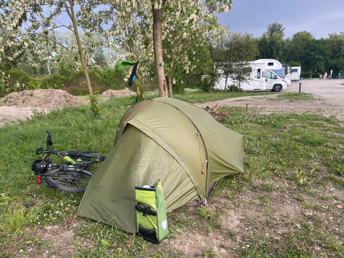 Un camping prévu pour les campings-cars, mais en construction pour accueillir les tentes.