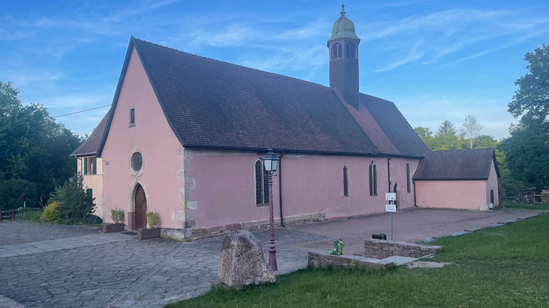 La chapelle veille sur le camp de scouts