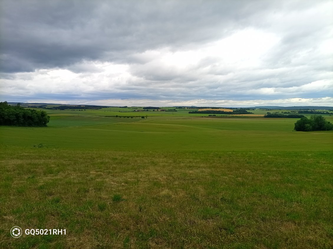 Le ciel est assez bas, c'est fou cet horizon
