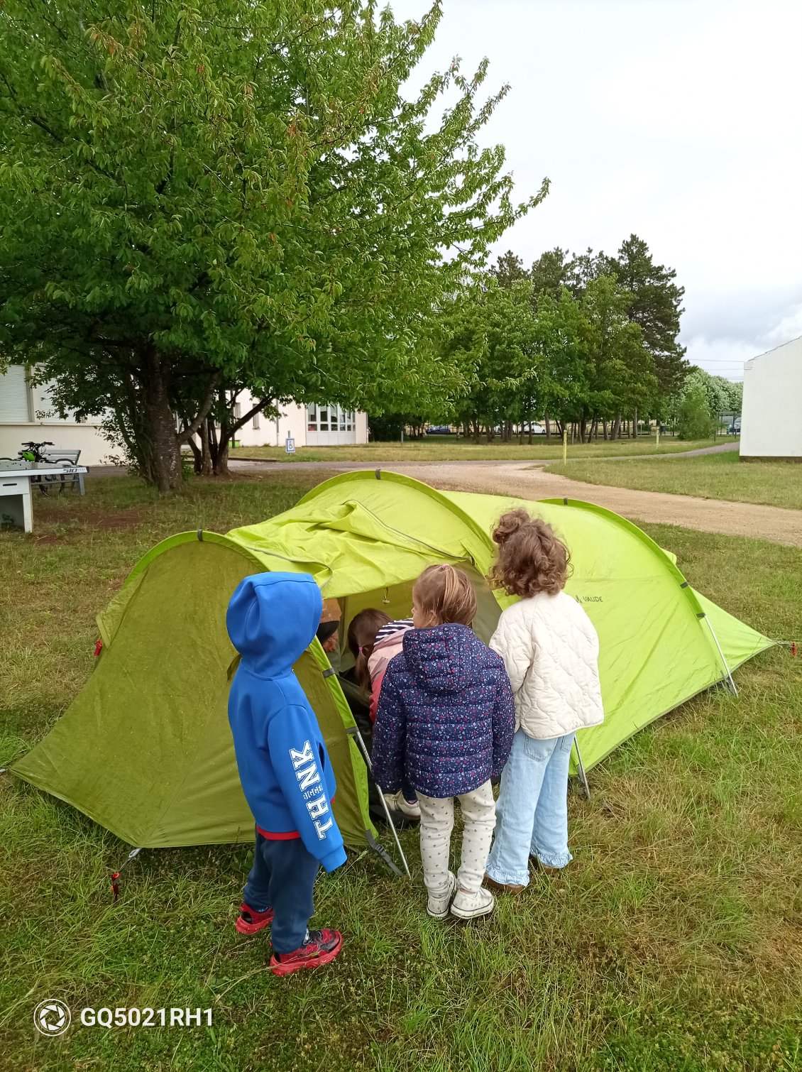Visite de la tente et découverte du matériel pour dormir