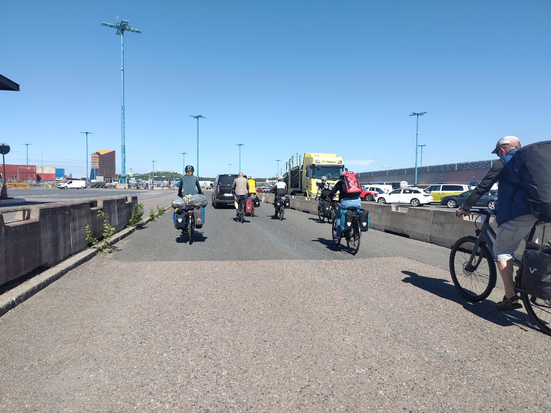 Le convoi de vélos à l'entrée et la sortie du ferry !