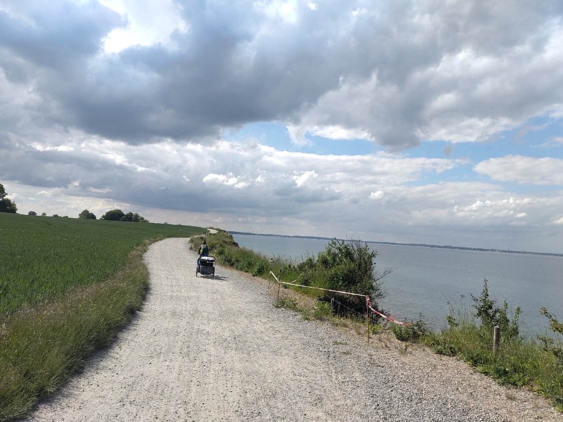 Dernier coup de pédale le long de la Baltique allemande. On devine le Danemark au loin !