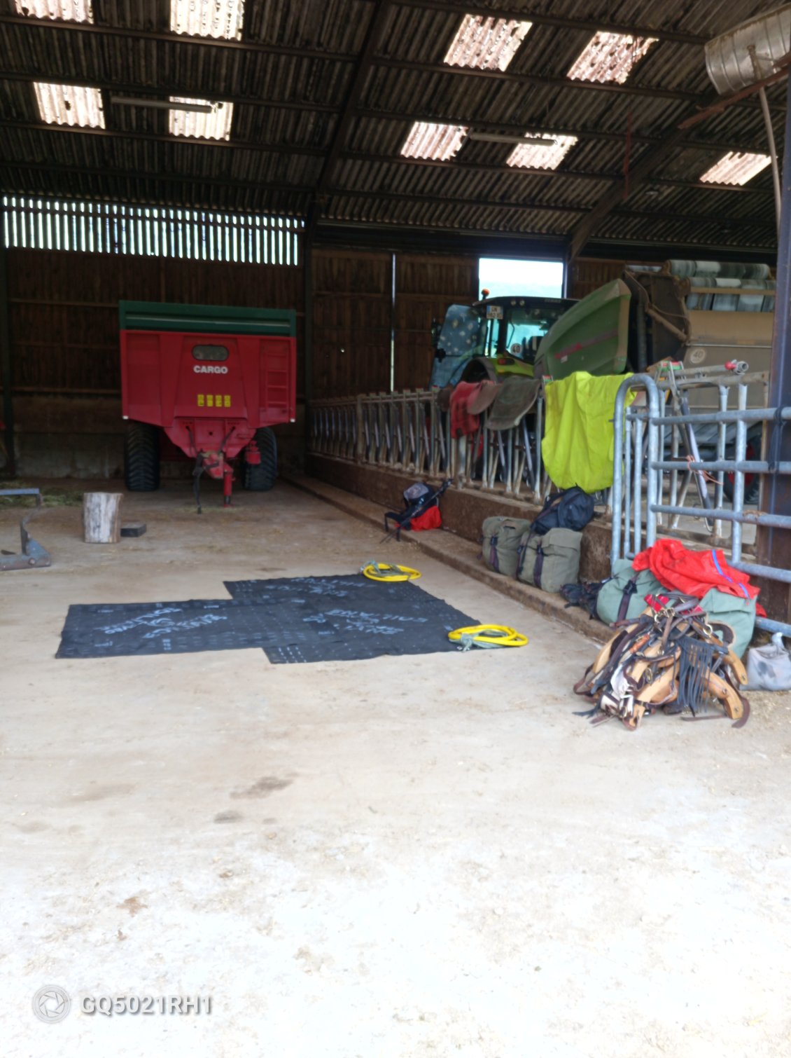 Le temps est à la pluie et ce soir nous allons dormir au sec sous le hangar
