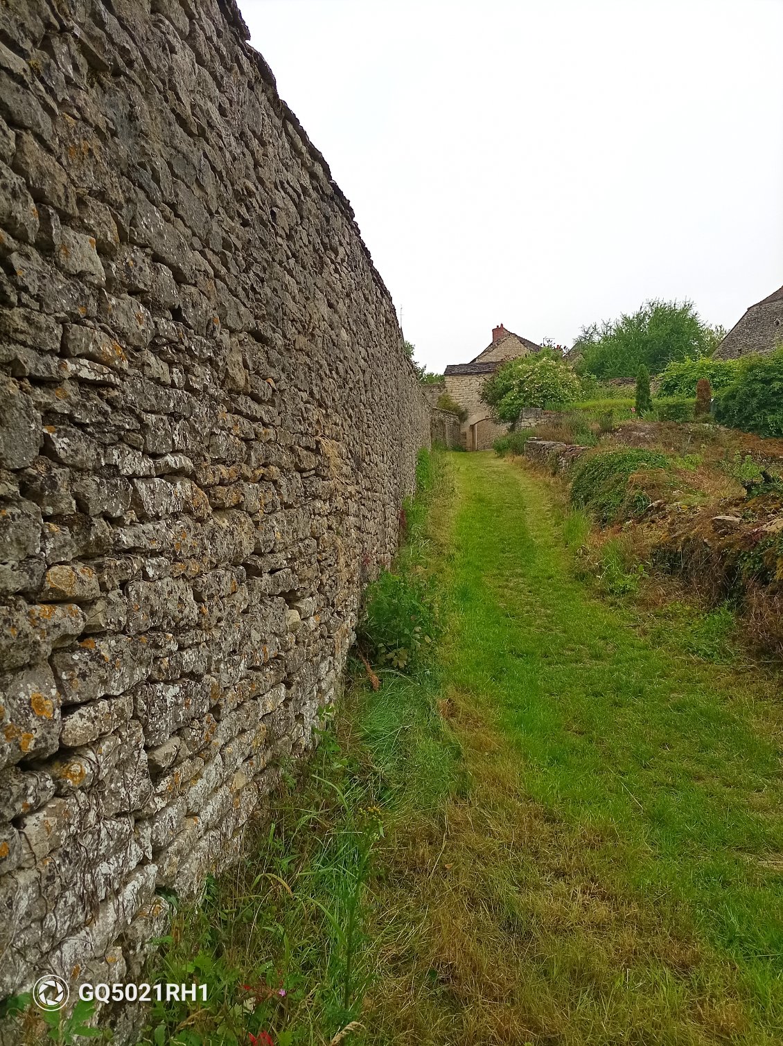 Les remparts sur le chemin qui monte en dessous du village