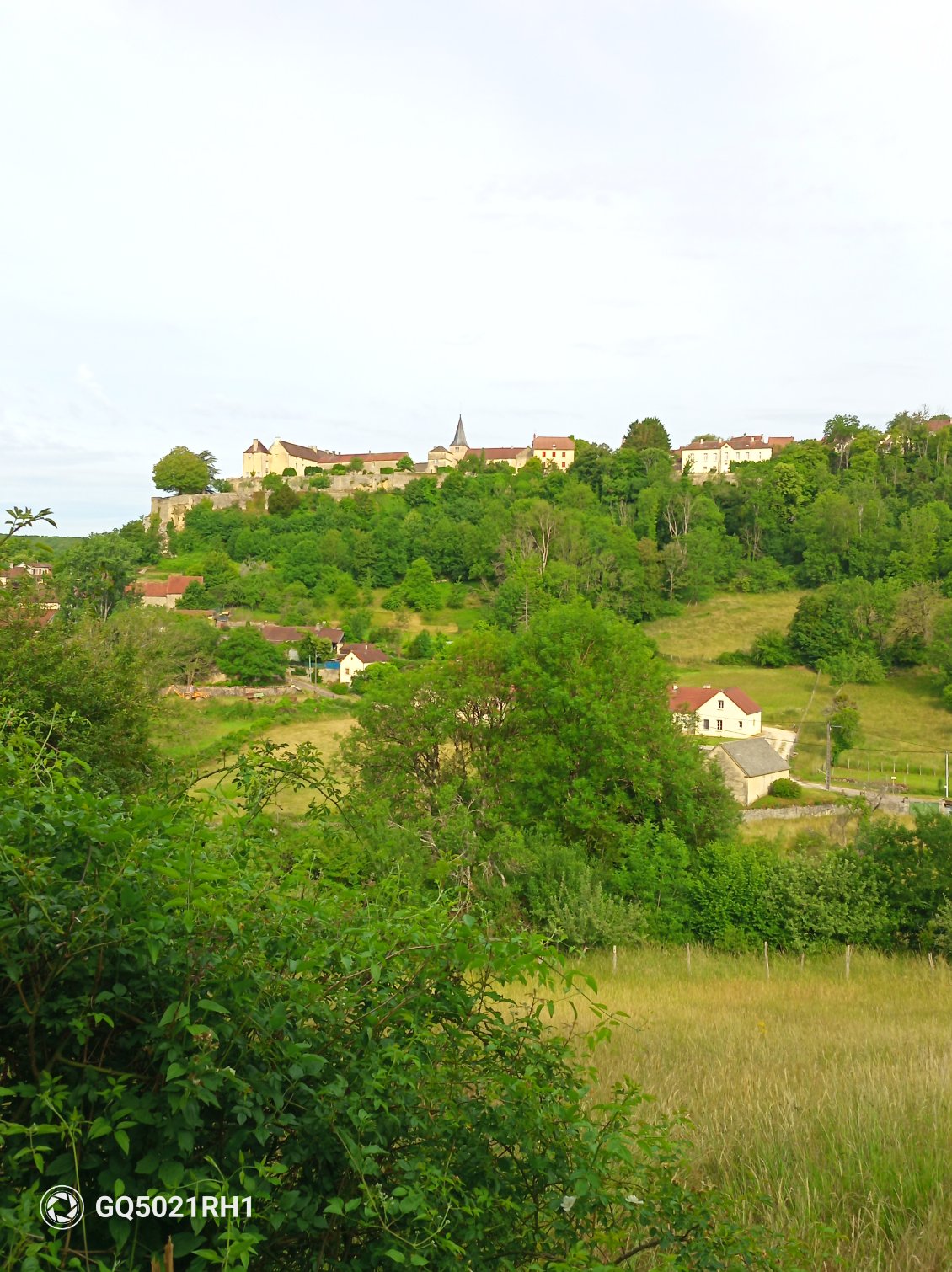 Le village de Frolois le haut qui s'éveille sous les rayons du soleil