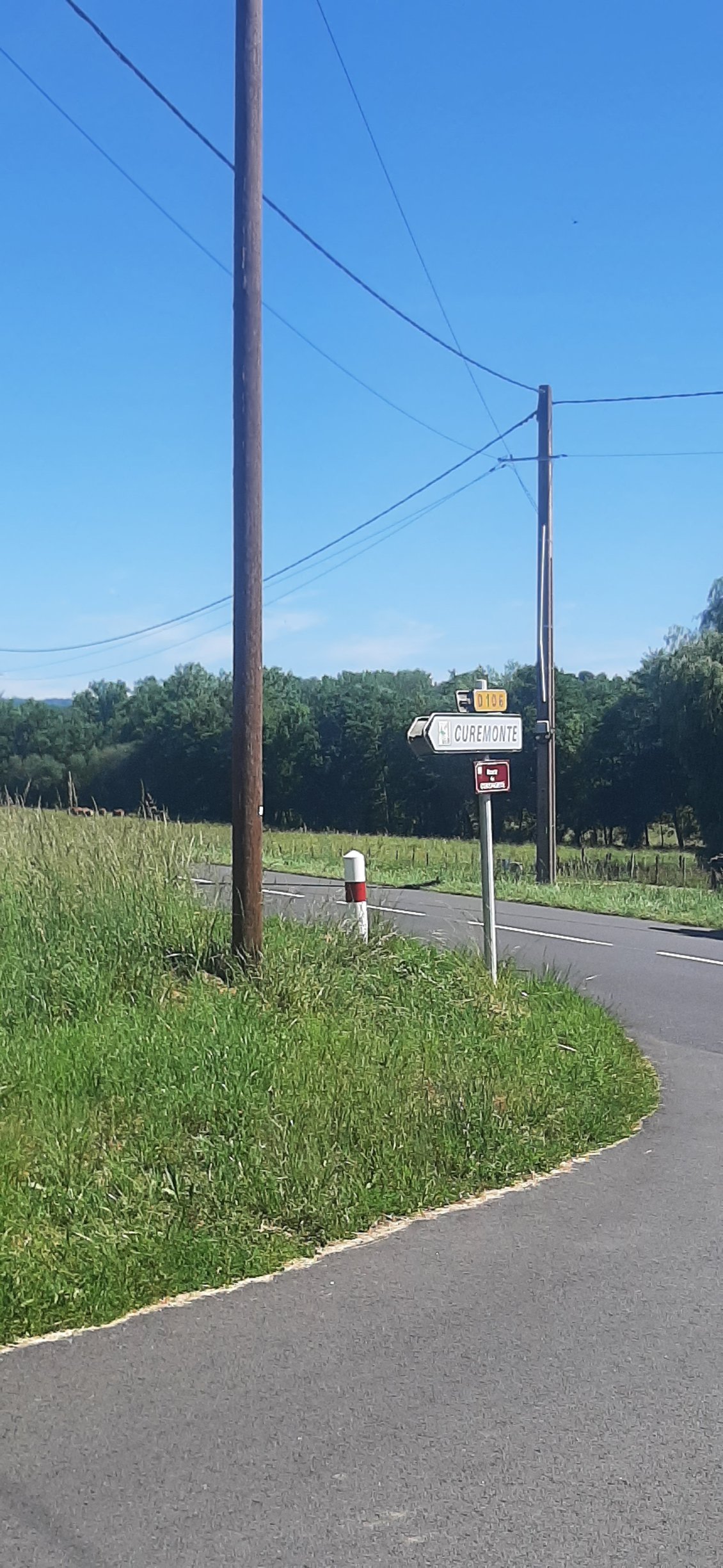 évidement, il faut suivre le panneau qui "monte"