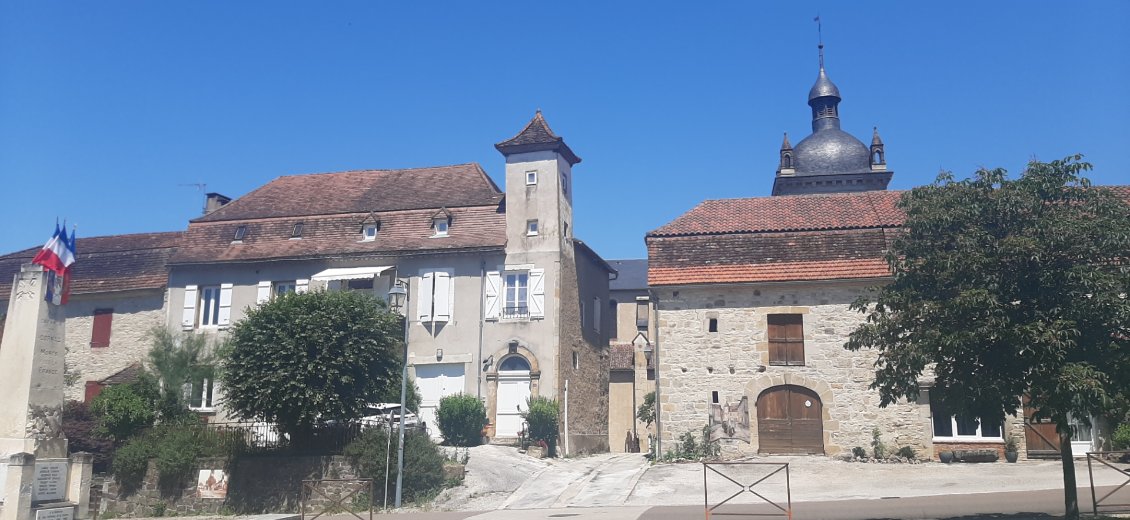 pause pique nique à l'ombre dans ce village