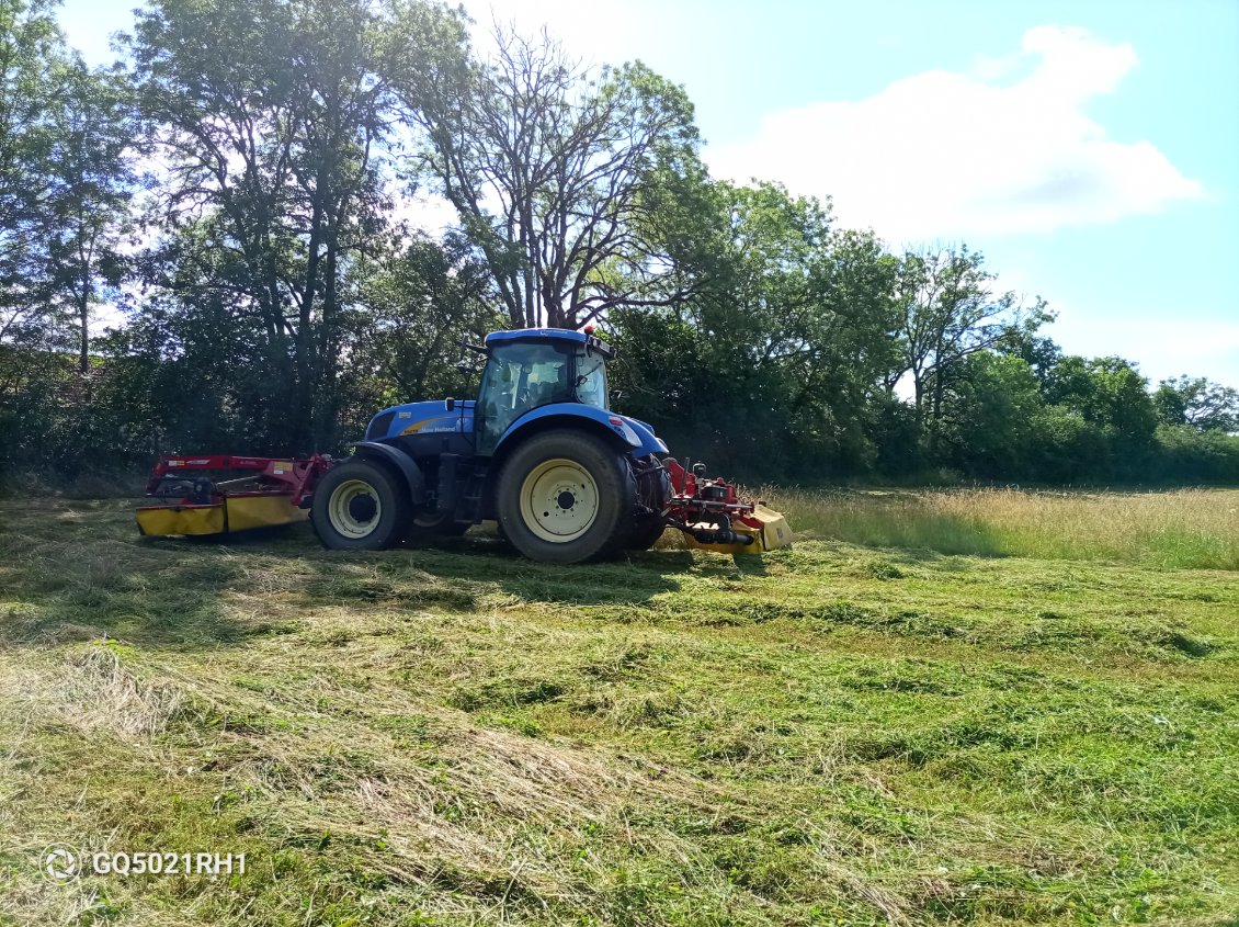 Le beau temps est là et avec lui voilà le grand retour des carrousels de tracteurs. Couper, sécher et engranger le foin en attendant des jours moins fastes.