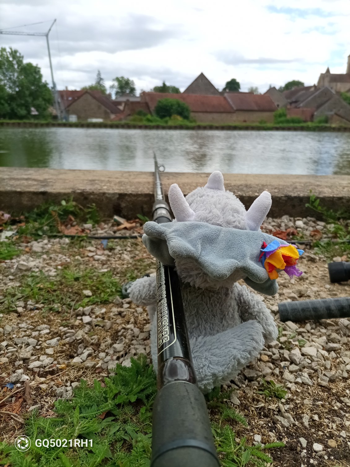 Dina partage une partie de pêche avec les pêcheurs locaux