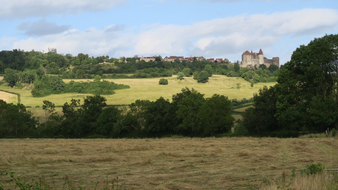 Châteauneuf sur son éperon qui domine la vallée