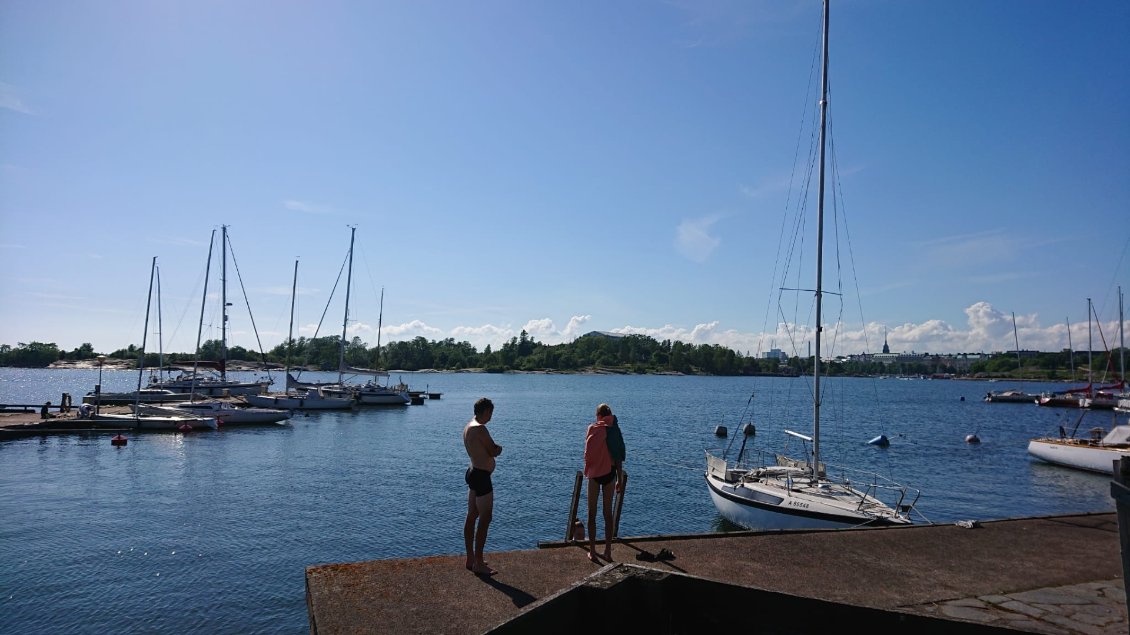 Après le sauna, c'est le bain dans la mer Baltique !