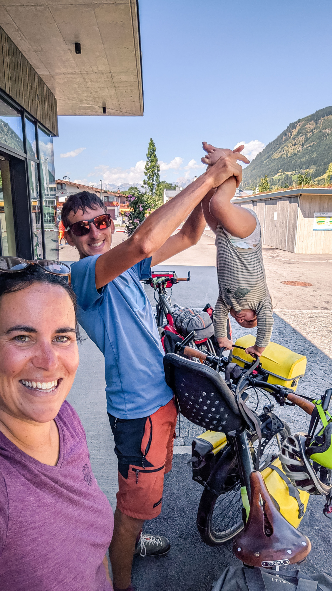 Antoine aime tellement le vélo qu'il refuse d'en descendre… Ce qui donne toujours lieu à de sacrées pitreries !