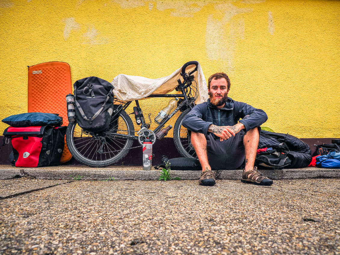 2018. Autoportrait hongrois, le matin, avant d’entrer dans Budapest. Mis à part le matelas autogonflant d’un autre âge et les sandales un peu trop voyantes, je ne suis pas certain d’avoir changé tant que ça !