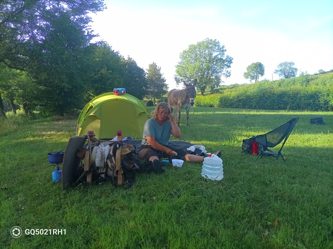 Le bivouac de cette nuit, Carole en pleine préparation culinaire de pâtes chinoises