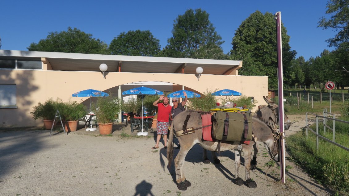 Petit passage à la buvette du camping pour saluer Hervé et Florent