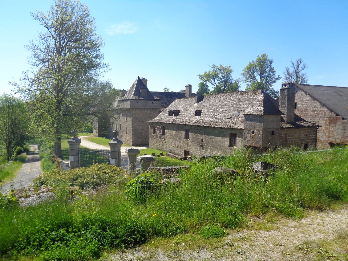 La vue arrière du château de la Baume, moins "Versailles" que l'avant !
