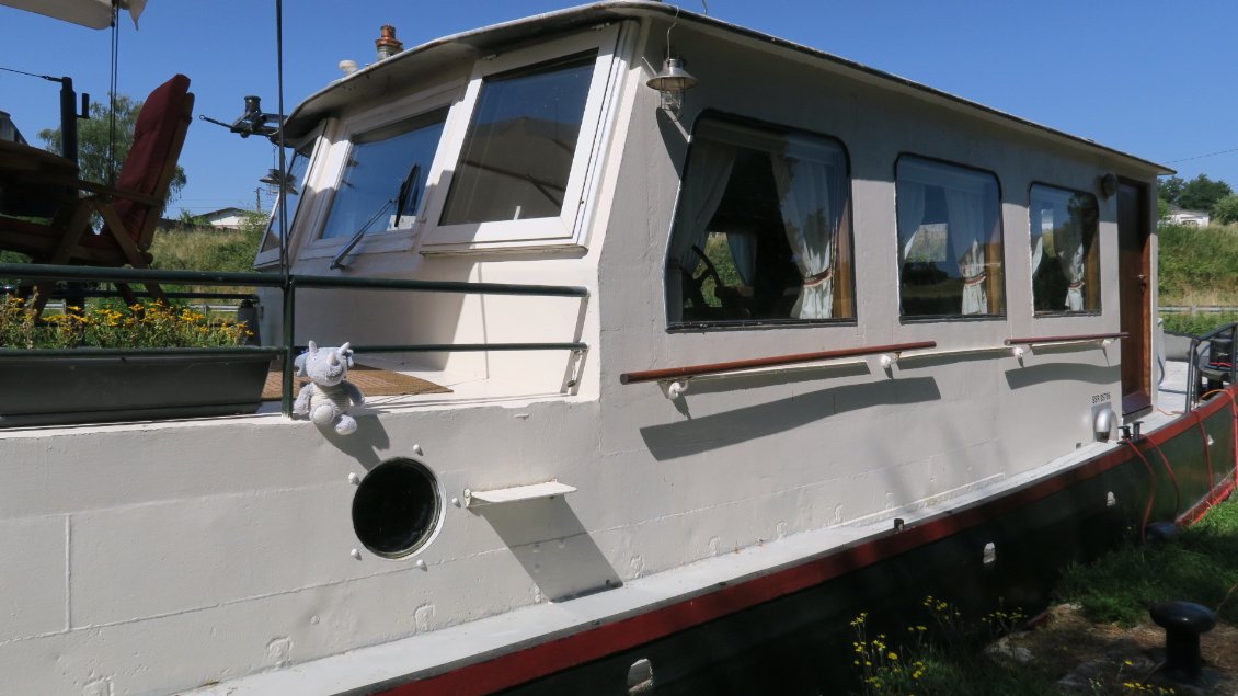 Dina a voulu monter à bord d'une péniche très ancienne