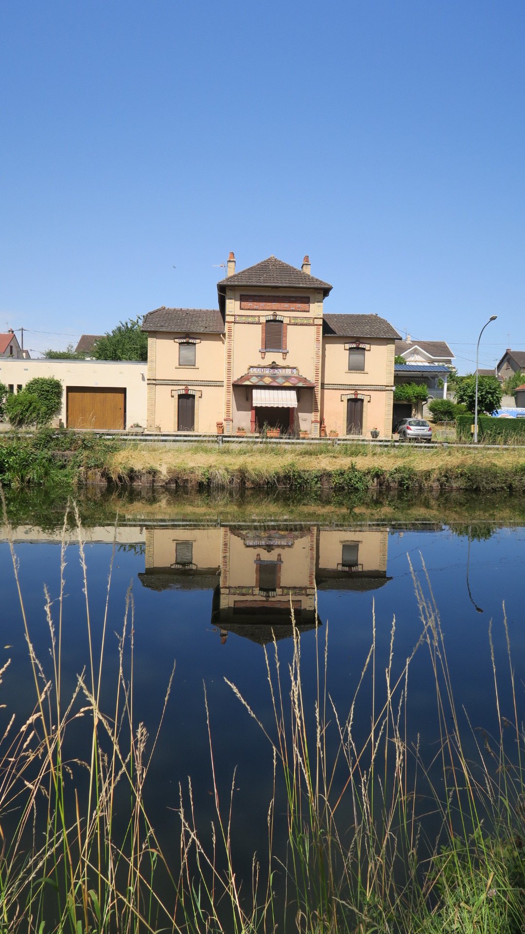 On retrouve les décorations de céramique sur les maisons du bord du canal