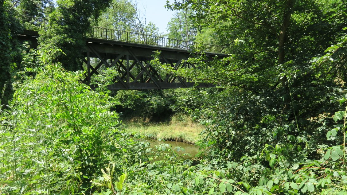 Ce vieux pont de chemin de fer a été pendant plusieurs années notre terrain de jeux. Saut de pont. L'idée ? Faire le plus grand pendule au bout d'une corde d'escalade. Sensations assurées au son des Pink Floyd. En mode gros son bien entendu.