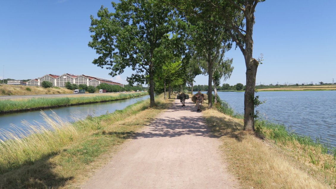 Les grands bâtiments des usines, le canal, la mine, les tuileries. Une logique industrielle dans tout ce bassin