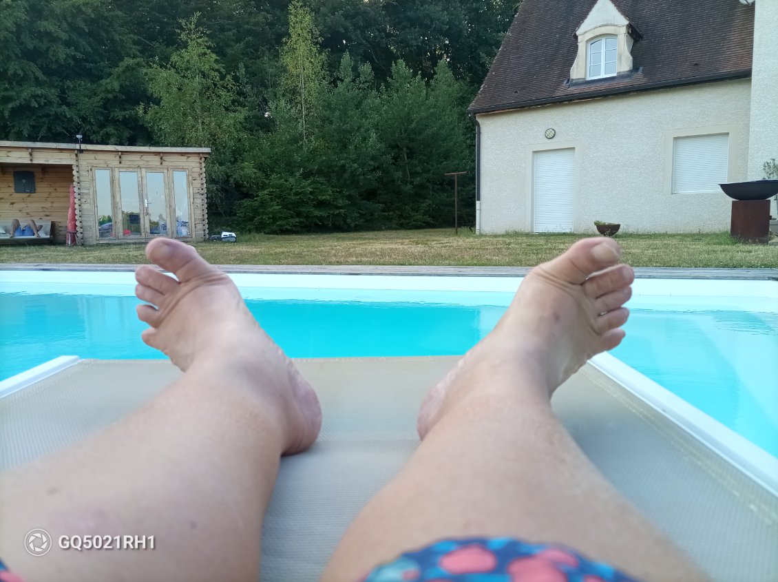 Carole a les doigts de pied en éventail