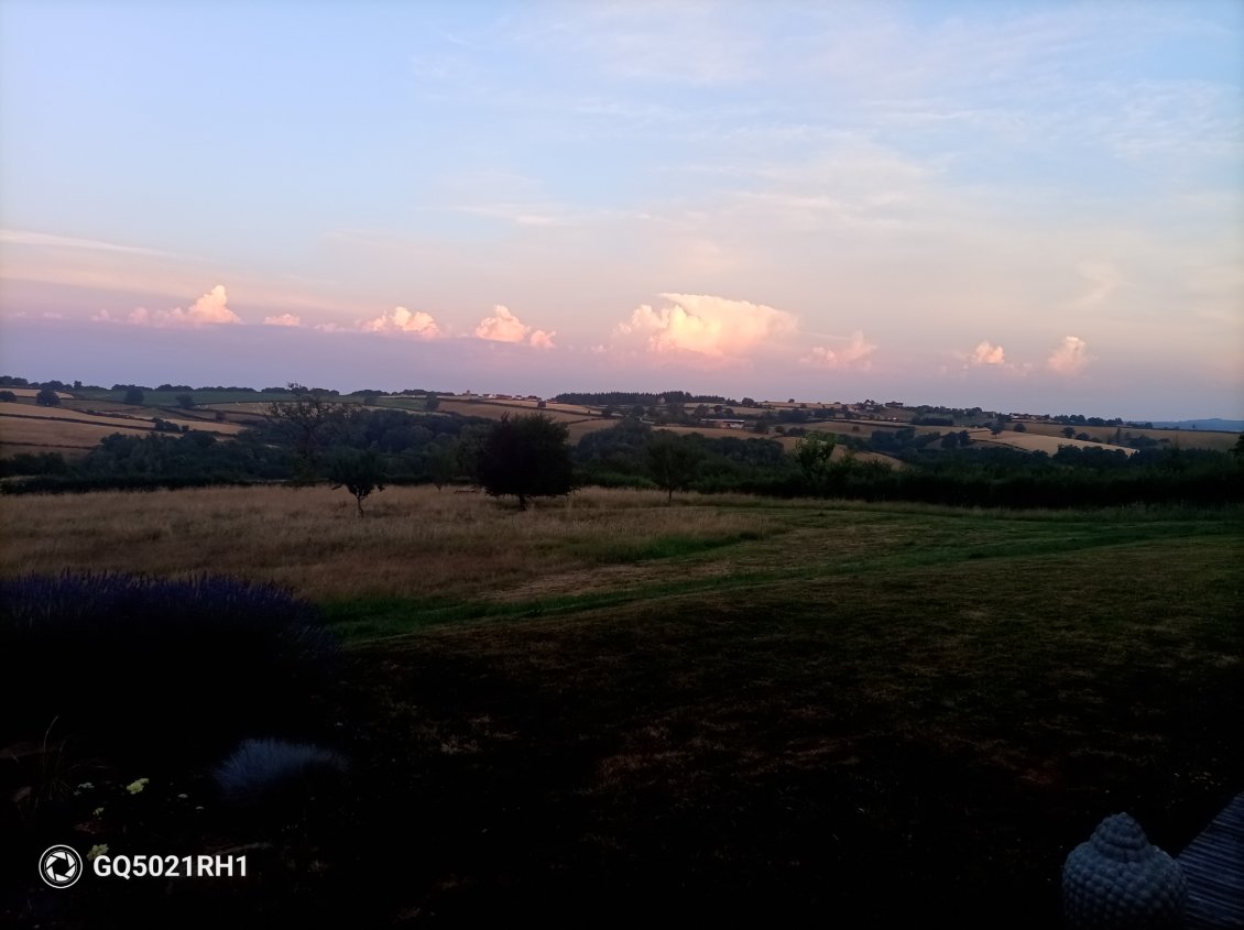 En soirée, d'énormes cumulonimbus apparaissent et nous espérons la pluie pour faire tomber la température et abreuver la végétation