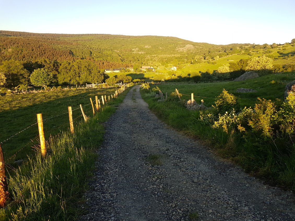Le lever du Soleil dans le dos éclaire le scène lentement.