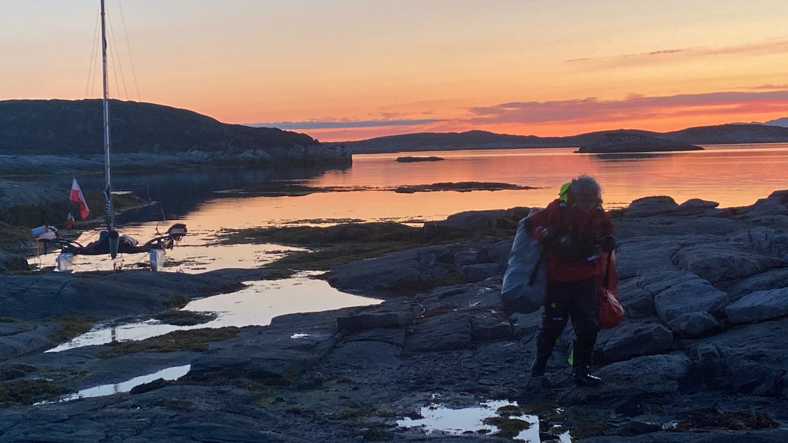 Bivouac ultramarin sur l'ile de Sarkak - il est 3h du mat'