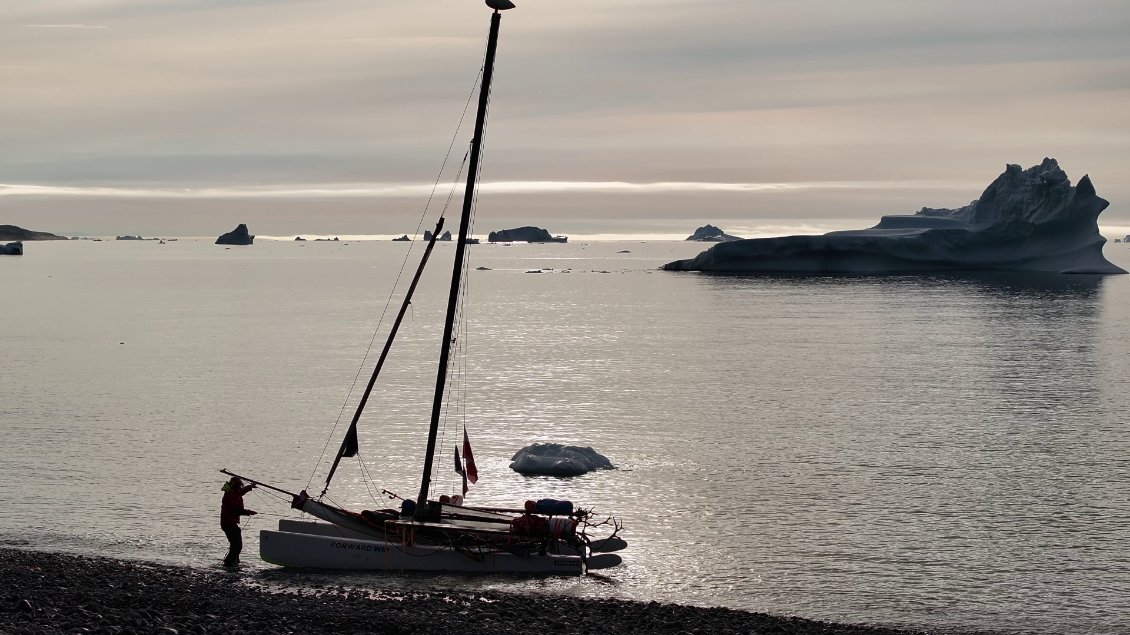 Départ au petit matin, les icebergs veillent - Ile de Disko