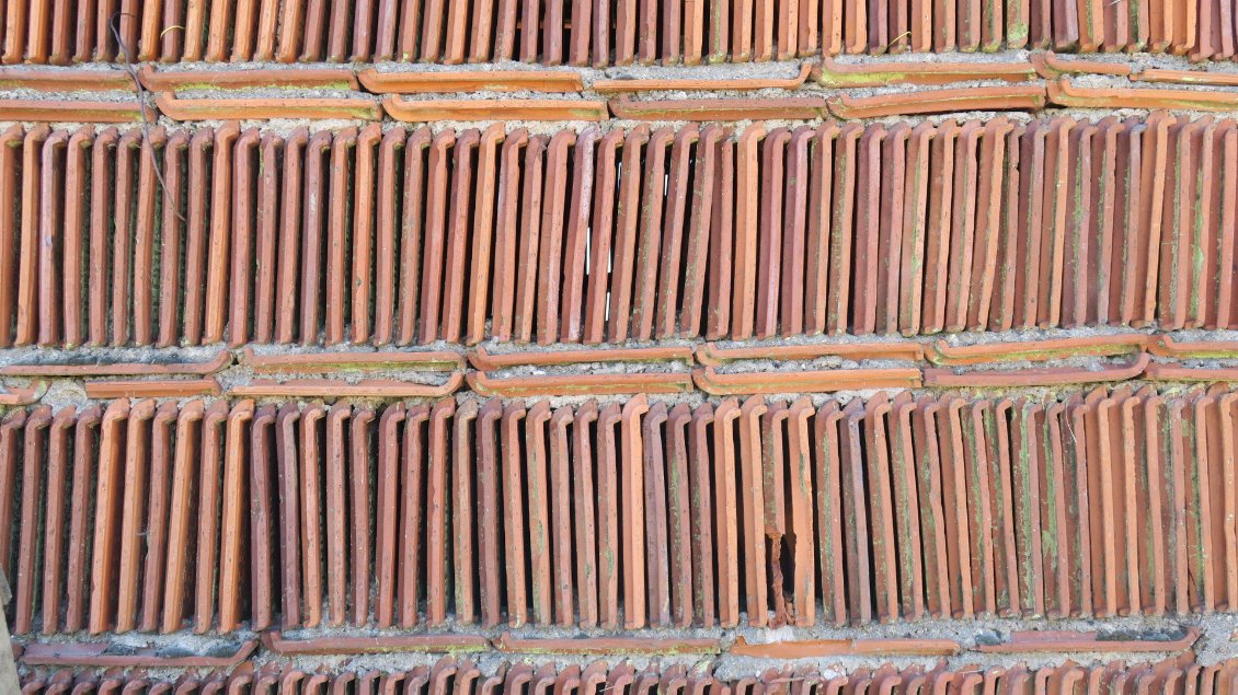 Les tuiles qui avait des défauts étaient réutilisées dans les constructions. Bel exemple de recyclage