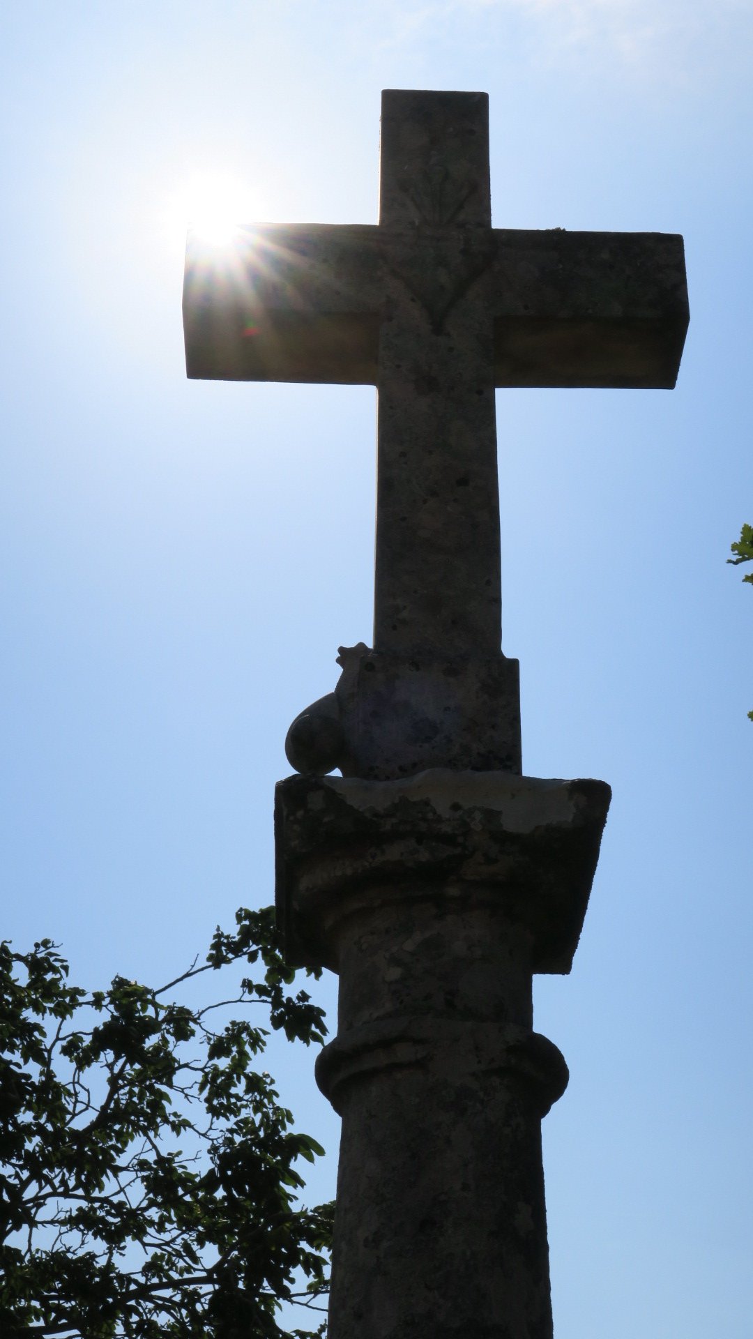 Ce petit escargot qui grimpe sur la croix est un clin d'œil du sculpteur à "la gazette", un personnage fantasque du livre de Vincenot : "le pape des escargots"