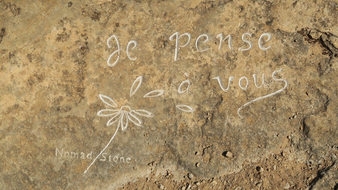 Surprise de sentier. Message gravé dans la pierre