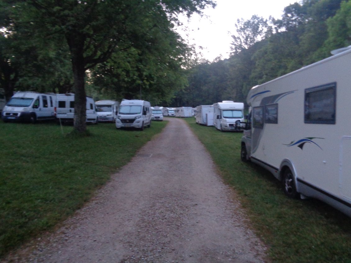 Quelques-uns des nombreux camping-cars ce matin-là au camping (il y en a encore plus après le virage !)