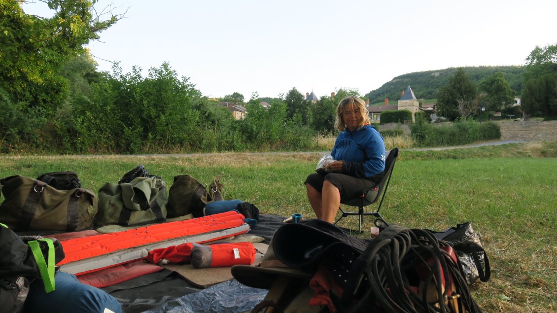 Vaisselle et rangement du bivouac, la tâche cotidienne avant de se mettre en route