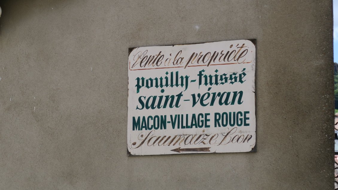 Il fait chaud, toutes les pancartes nous font de l'oeil et pourtant nous buvons 3 litres d'eau par jour 🤪