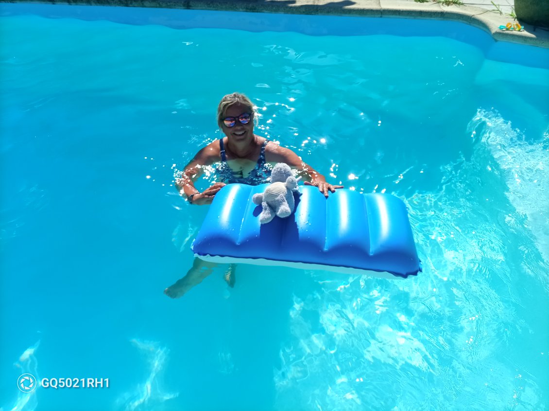 Dina et Carole se rafraîchissent dans la piscine. C'est bon après une journée de marche