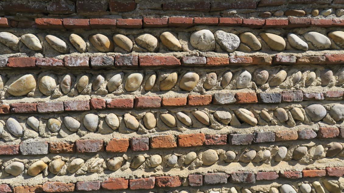 Les murs changent encore, ici c'est briques et galets