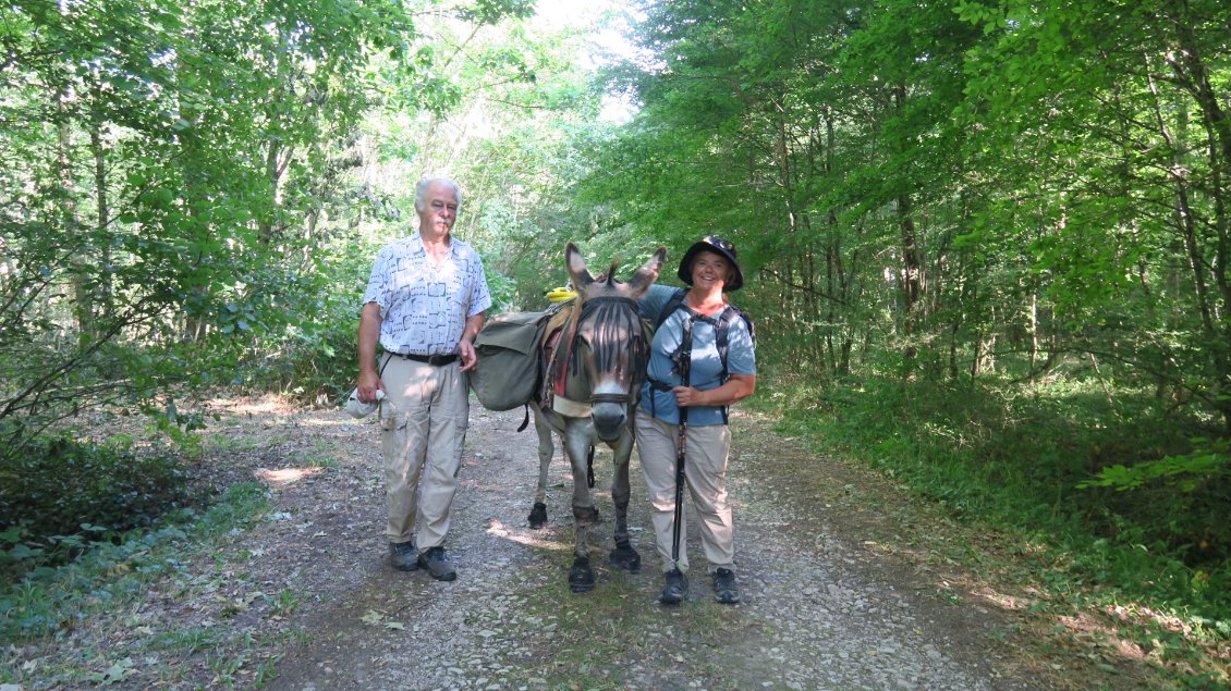 Thierry nous accompagne à travers bois pour nous éviter un bon détour