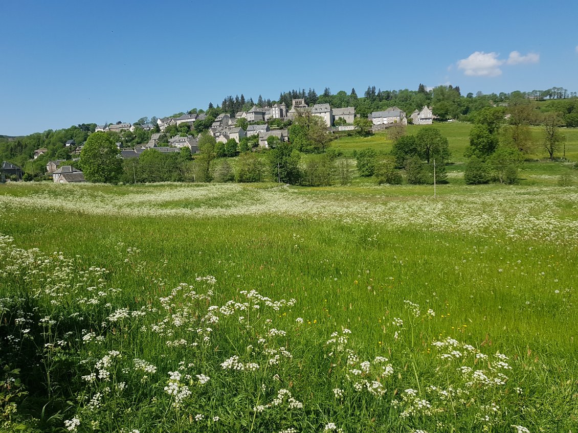 Saint-Urcize, reconnaissable à son clocher à peigne.