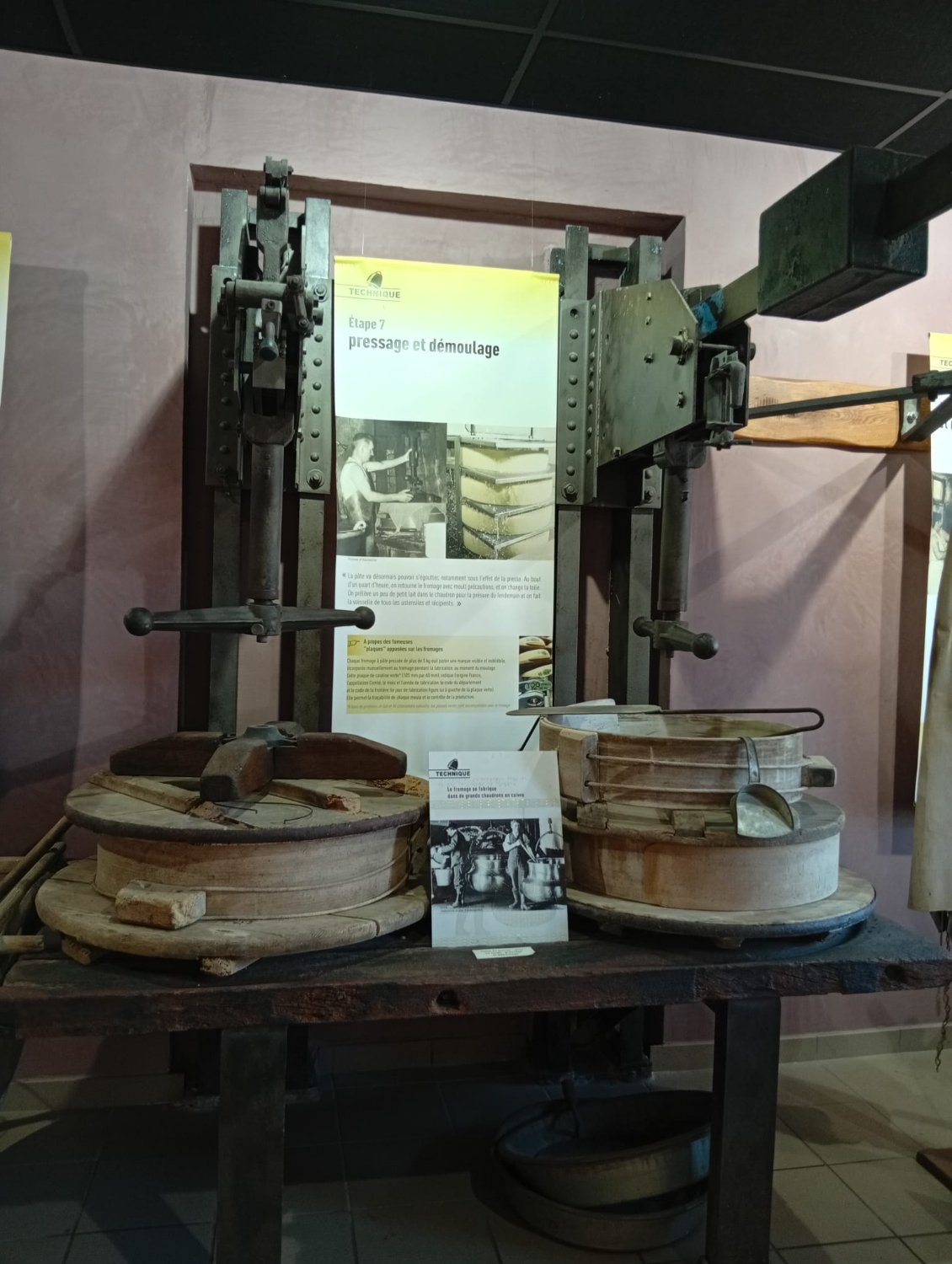 La fromagerie a une salle de présentation sur la fabrication du Comté